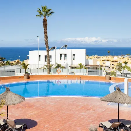 Sea & Pool View In 아데제